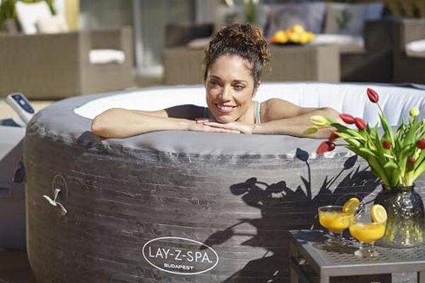 Découvrez notre test détaillé du jacuzzi gonflable Budapest AirJet : confort, dimensions, performances et prix pour choisir votre spa gonflable idéal.